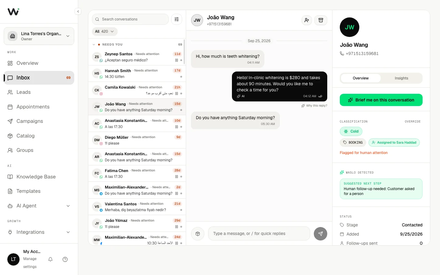 La bandeja de entrada con una conversación y la respuesta del agente de IA